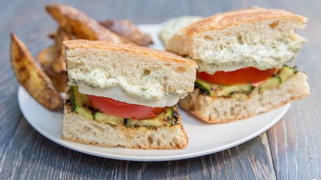 Рецепт бутербродов с кабачком и помидором