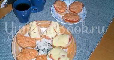 Рецепт Бутербродов с колбасой, сыром и помидорами