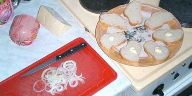 Рецепт бутербродов с колбасой, сыром и помидорами