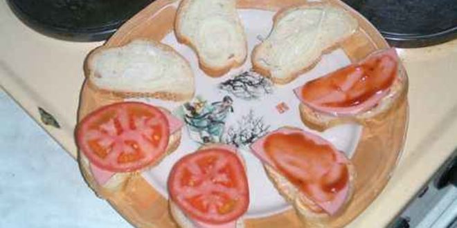 Рецепт бутербродов с колбасой, сыром и помидорами