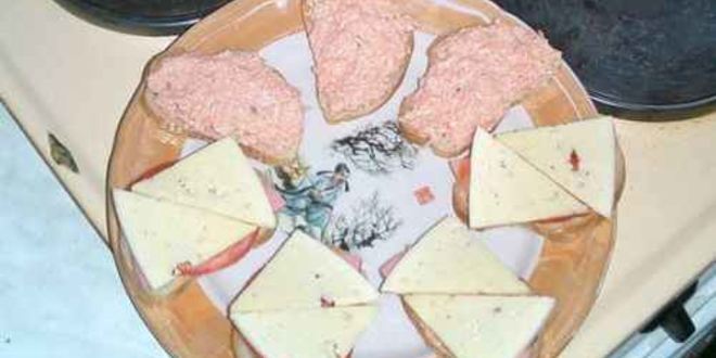 Рецепт бутербродов с колбасой, сыром и помидорами