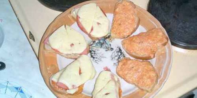 Рецепт бутербродов с колбасой, сыром и помидорами