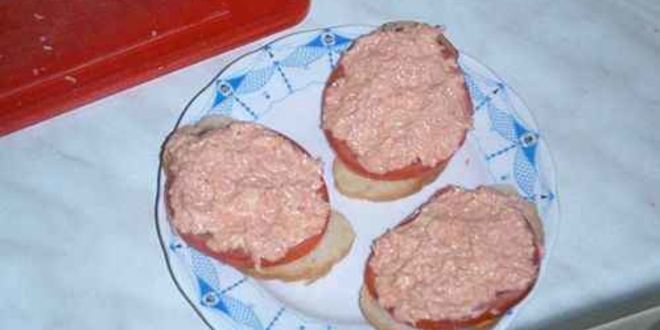 Рецепт бутербродов с колбасой, сыром и помидорами