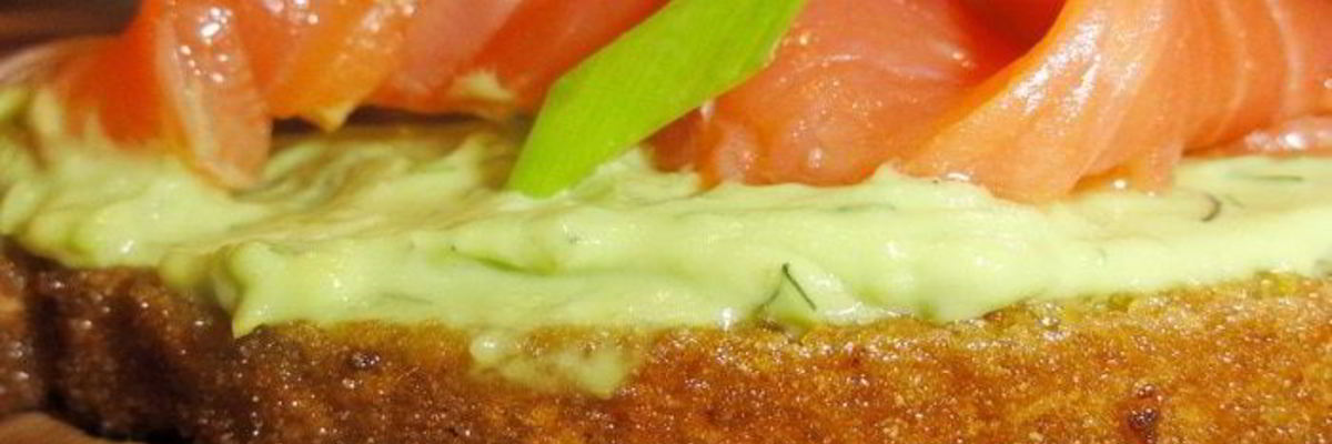 Рецепт Бутербродов с малосольной семгой и авокадо