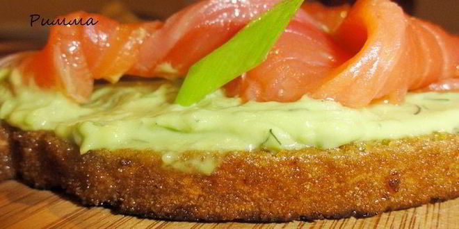 Рецепт Бутербродов с малосольной семгой и авокадо