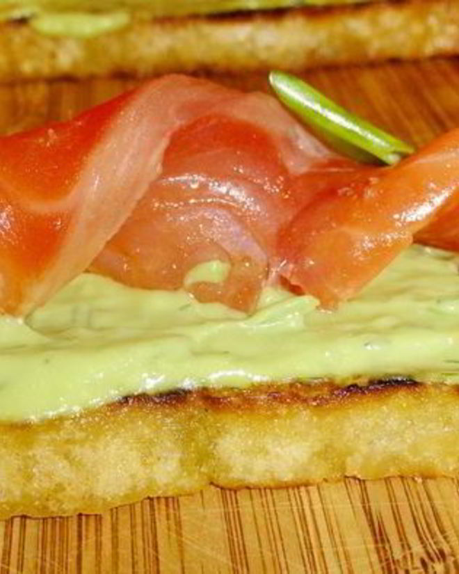 Рецепт бутербродов с малосольной семгой и авокадо
