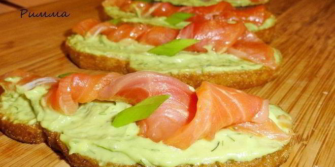 Рецепт бутербродов с малосольной семгой и авокадо
