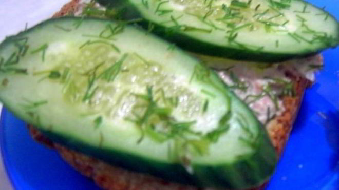 Рецепт бутербродов с паштетом и огурцом