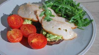 Рецепт Бутербродов с ветчиной, помидорами-гриль и руколой