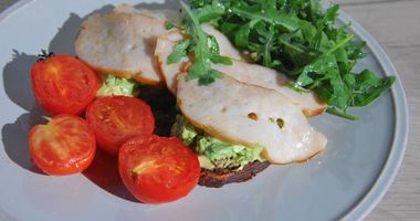 Рецепт Бутербродов с ветчиной, помидорами-гриль и руколой