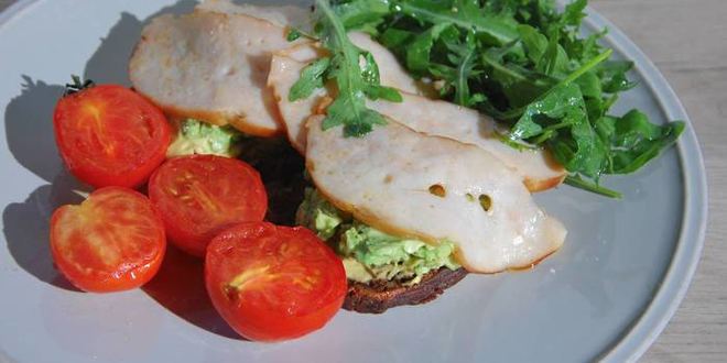 Рецепт Бутербродов с ветчиной, помидорами-гриль и руколой