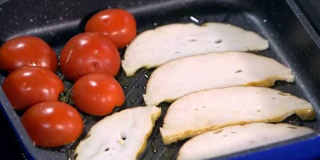 Рецепт бутербродов с ветчиной, помидорами-гриль и руколой