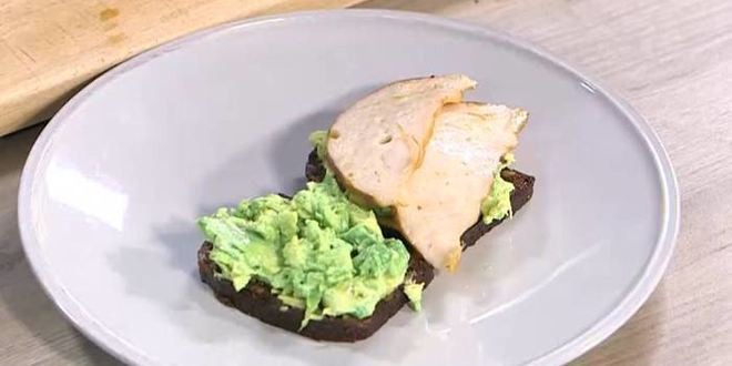 Рецепт бутербродов с ветчиной, помидорами-гриль и руколой