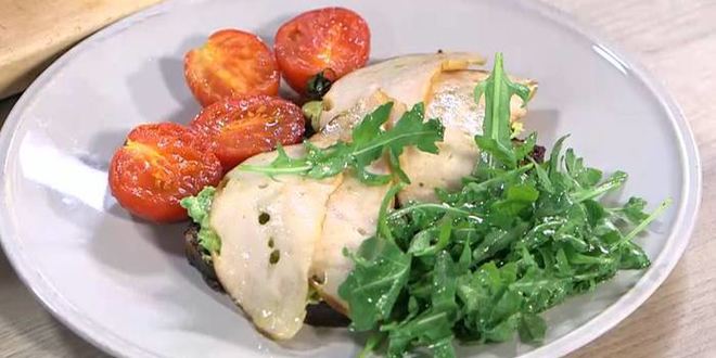 Рецепт бутербродов с ветчиной, помидорами-гриль и руколой