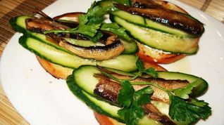 Рецепт Бутербродов со шпротами и огурцом