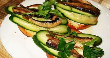 Рецепт Бутербродов со шпротами и огурцом