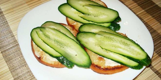 Рецепт бутербродов со шпротами и огурцом