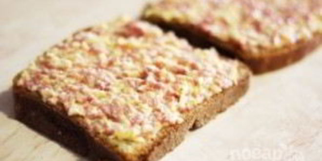 Рецепт горячих бутербродов с колбасой и сыром