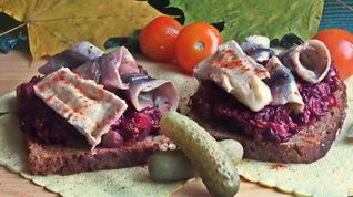 Рецепт Открытого бутерброда с овощами и килькой