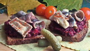 Рецепт Открытого бутерброда с овощами и килькой