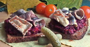 Рецепт Открытого бутерброда с овощами и килькой