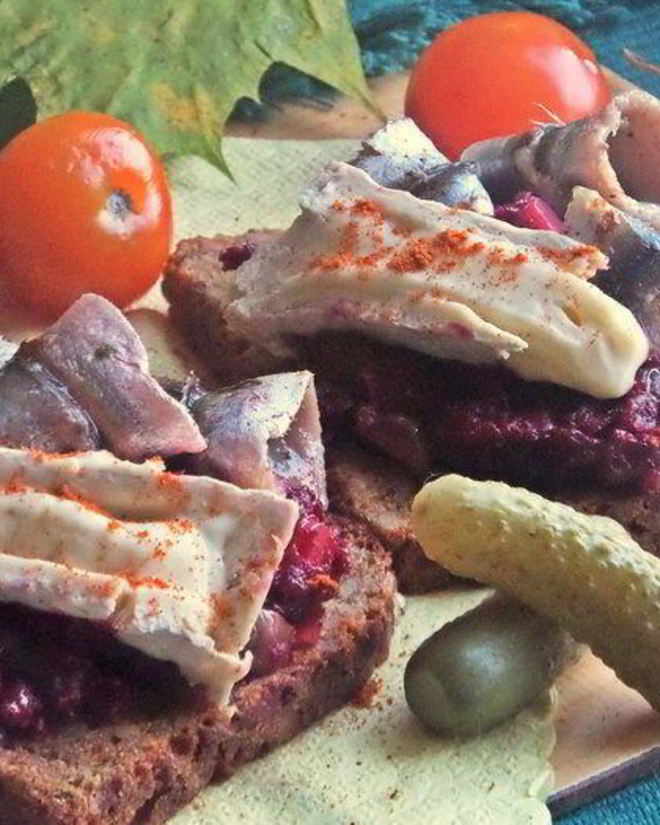 Рецепт открытого бутерброда с овощами и килькой