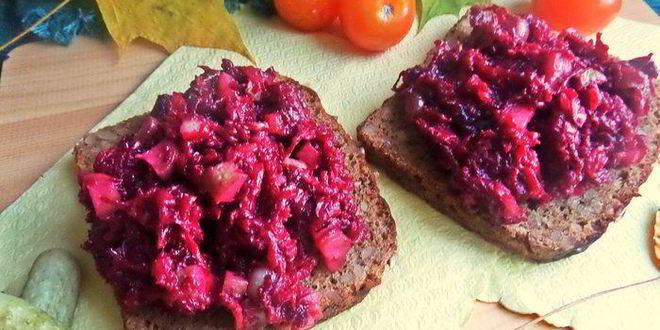 Рецепт открытого бутерброда с овощами и килькой