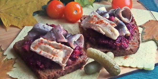 Рецепт открытого бутерброда с овощами и килькой