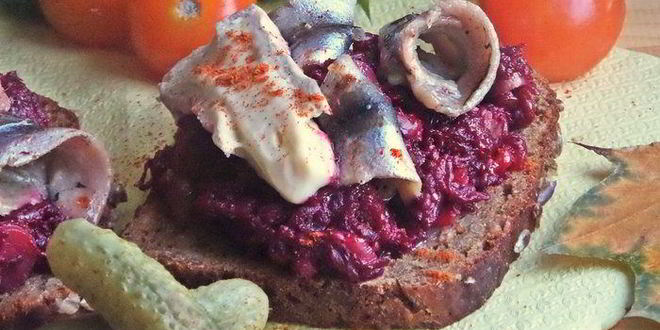 Рецепт открытого бутерброда с овощами и килькой