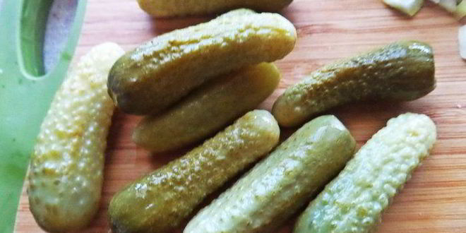 Рецепт открытого бутерброда с овощами и килькой