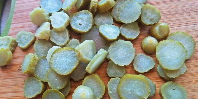 Рецепт открытого бутерброда с овощами и килькой