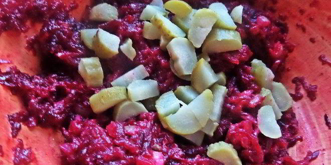 Рецепт открытого бутерброда с овощами и килькой