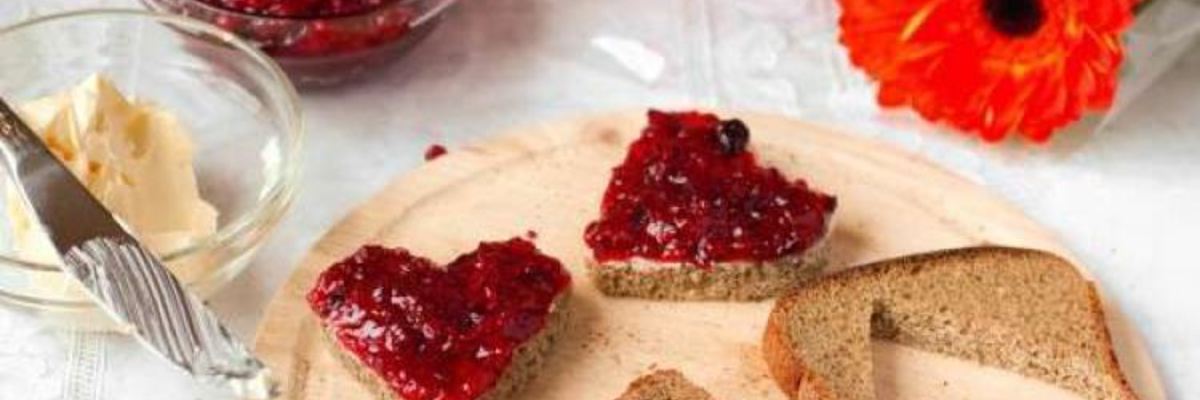 Рецепт Романтических бутербродов на завтрак в виде сердца