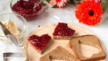 Рецепт Романтических бутербродов на завтрак в виде сердца