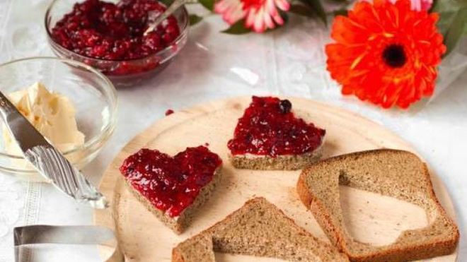 Рецепт романтических бутербродов на завтрак в виде сердца