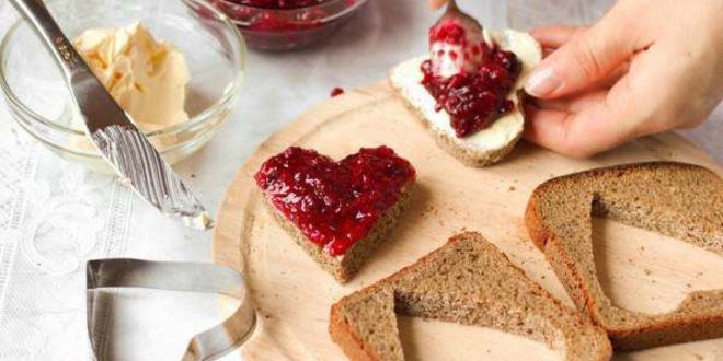Рецепт романтических бутербродов на завтрак в виде сердца