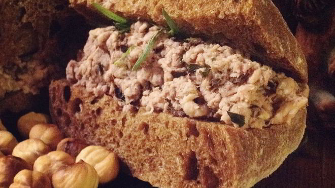 Рецепт скандинавского многоэтажного мясного бутерброда с вишневым соусом