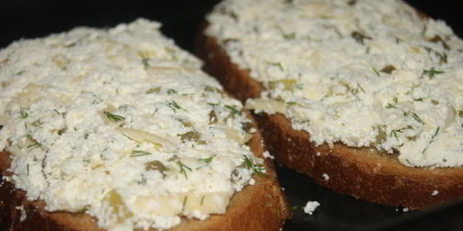 Рецепт творожных бутербродов с огурцом и зеленью