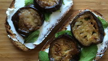 Рецепт Утреннего бутерброда с козьим сыром, мятой и баклажаном