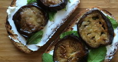 Рецепт Утреннего бутерброда с козьим сыром, мятой и баклажаном