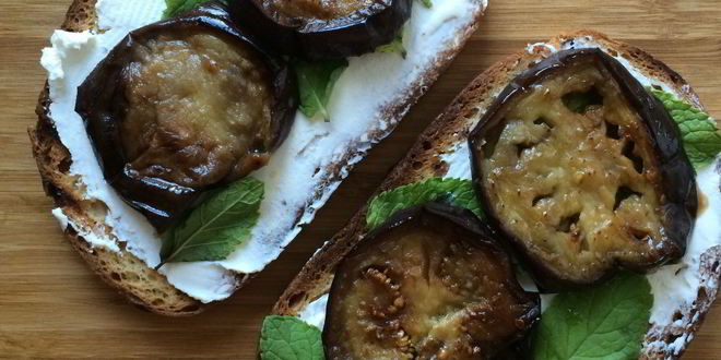 Рецепт Утреннего бутерброда с козьим сыром, мятой и баклажаном