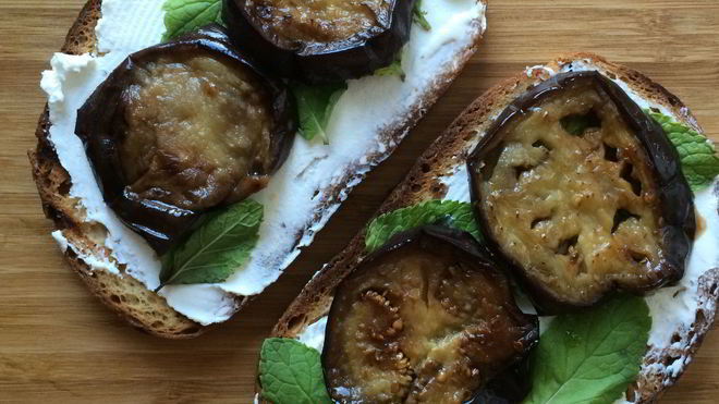 Рецепт утреннего бутерброда с козьим сыром, мятой и баклажаном