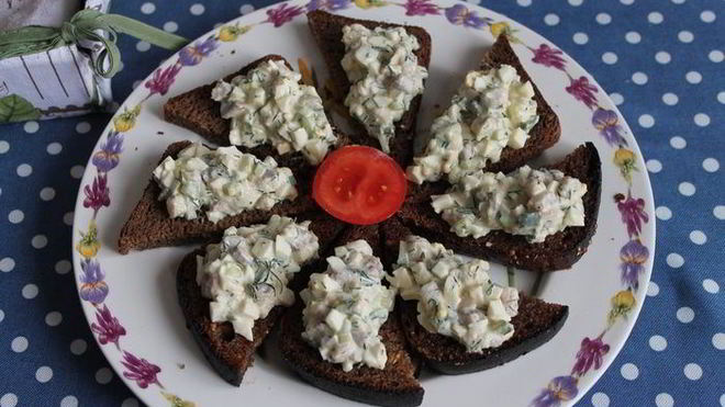 Рецепт закусочных бутербродов с сельдью