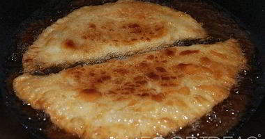 Рецепт Чебуреков из слоеного теста