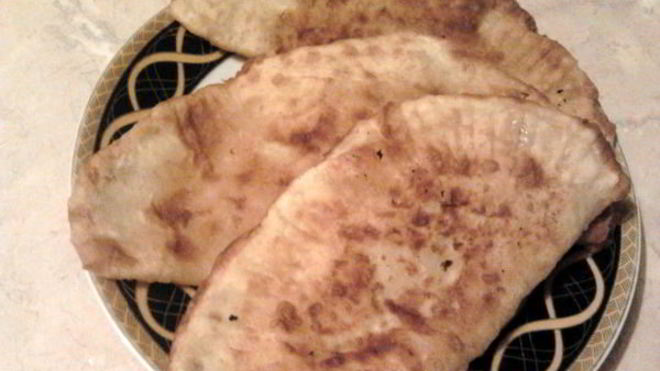 Рецепт чебуреков с мясом, сыром и помидорами