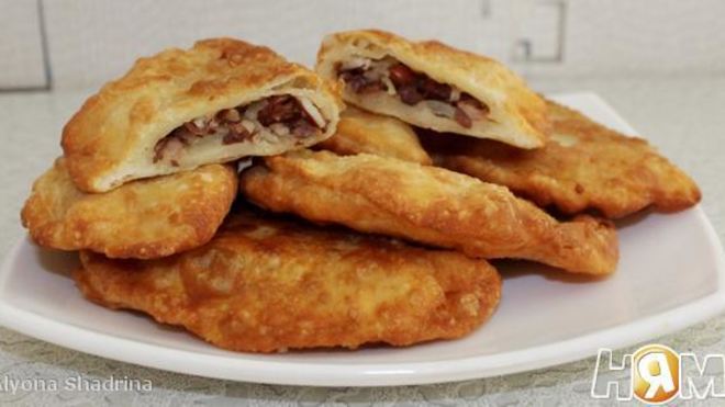 Рецепт пикантных чебуреков с фасольевой начинкой