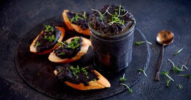 Рецепт Черного рийета из зубатки с икрой мойвы и каперсами