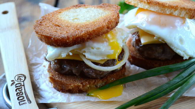 Рецепт чизбургера с гренками и яйцом