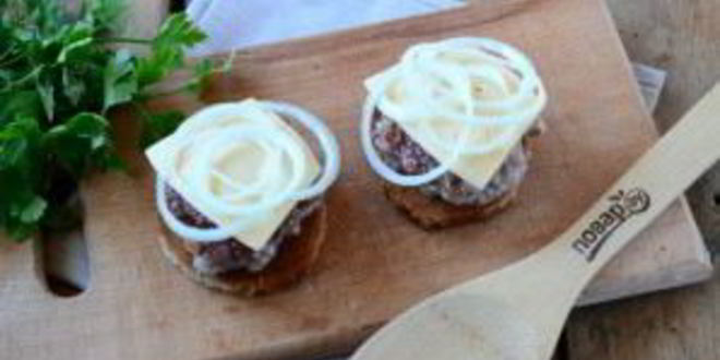 Рецепт чизбургера с гренками и яйцом