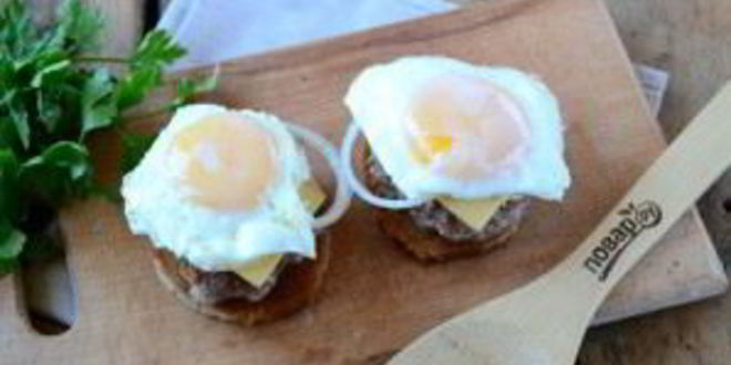 Рецепт чизбургера с гренками и яйцом